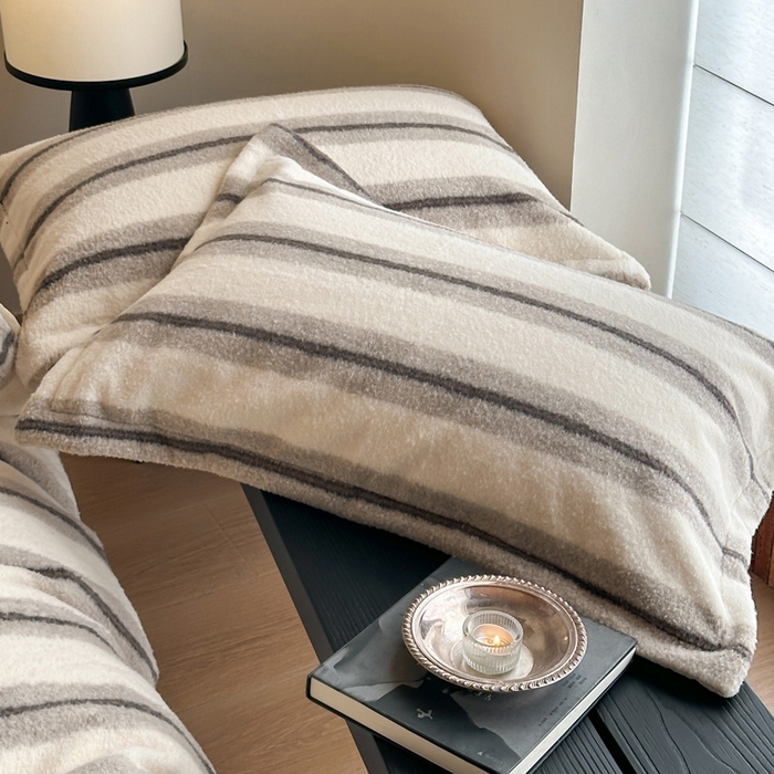 91家纺网 家纺一手货源 找家纺 凯罗 2025新款仿羊绒四件套高克重牛奶绒四件套仿羊绒格子条纹四件套 意韵-卡其