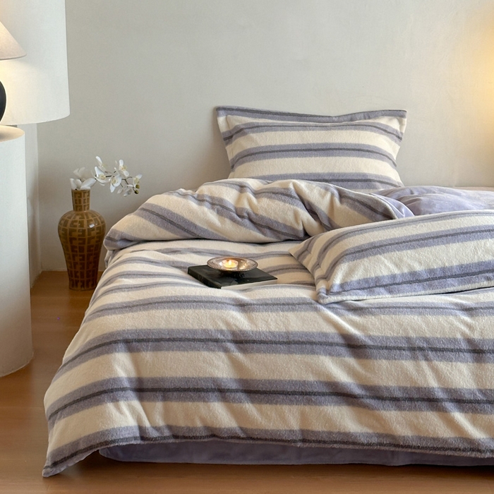 91家纺网 家纺一手货源 找家纺 凯罗 2025新款仿羊绒四件套高克重牛奶绒四件套仿羊绒格子条纹四件套 意韵-香芋紫