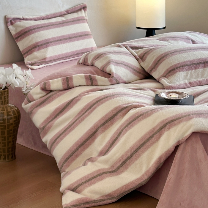 91家纺网 家纺一手货源 找家纺 凯罗 2025新款仿羊绒四件套高克重牛奶绒四件套仿羊绒格子条纹四件套 意韵-粉