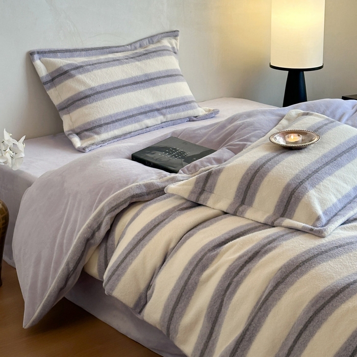 91家纺网 家纺一手货源 找家纺 凯罗 2025新款仿羊绒四件套高克重牛奶绒四件套仿羊绒格子条纹四件套 意韵-香芋紫