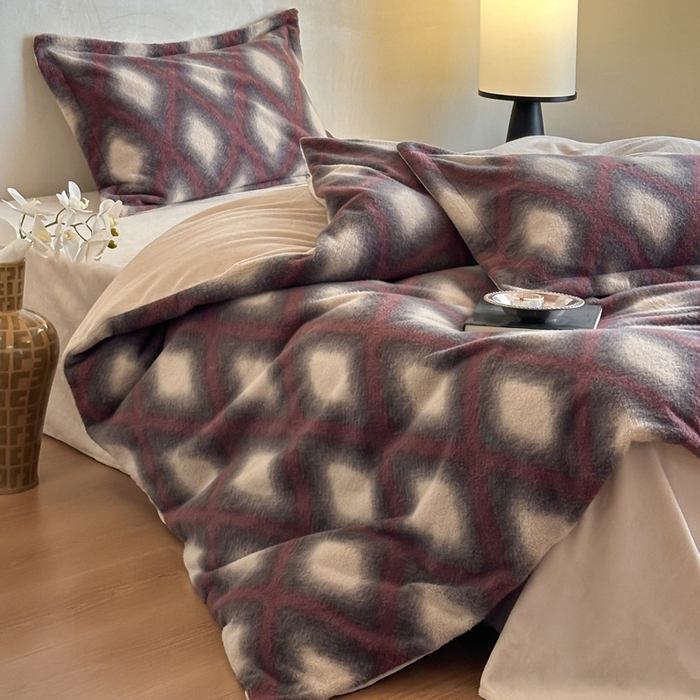 91家纺网 家纺一手货源 找家纺 凯罗 2025新款仿羊绒四件套高克重牛奶绒四件套仿羊绒格子条纹四件套 温柔时光-酒红