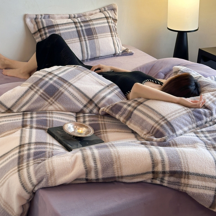 91家纺网 家纺一手货源 找家纺 凯罗 2025新款仿羊绒四件套高克重牛奶绒四件套仿羊绒格子条纹四件套 格维尼-紫