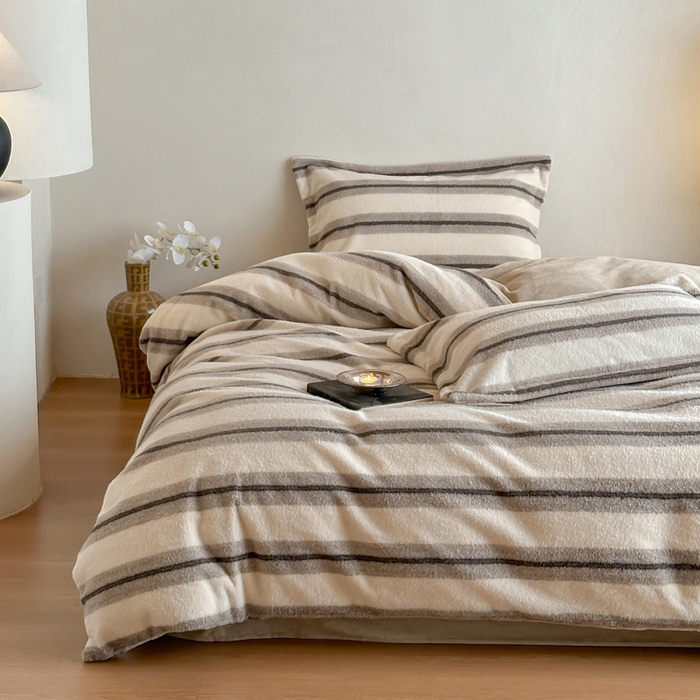 91家纺网 家纺一手货源 找家纺 凯罗 2025新款仿羊绒四件套高克重牛奶绒四件套仿羊绒格子条纹四件套 意韵-卡其