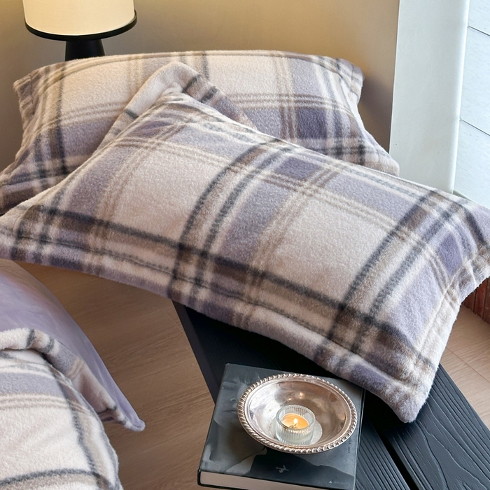 91家纺网 家纺一手货源 找家纺 凯罗 2025新款仿羊绒四件套高克重牛奶绒四件套仿羊绒格子条纹四件套 格维尼-紫