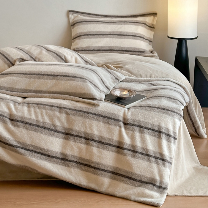 91家纺网 家纺一手货源 找家纺 凯罗 2025新款仿羊绒四件套高克重牛奶绒四件套仿羊绒格子条纹四件套 意韵-卡其