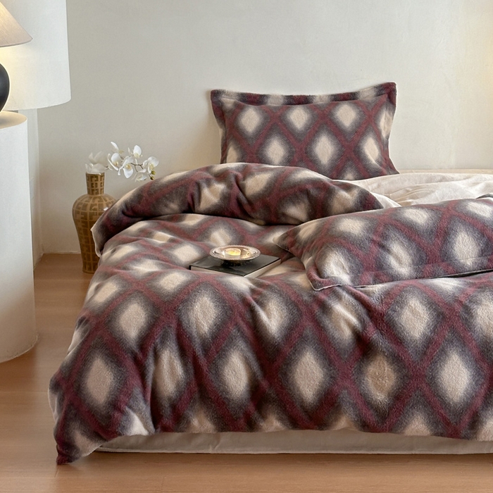 91家纺网 家纺一手货源 找家纺 凯罗 2025新款仿羊绒四件套高克重牛奶绒四件套仿羊绒格子条纹四件套 温柔时光-酒红