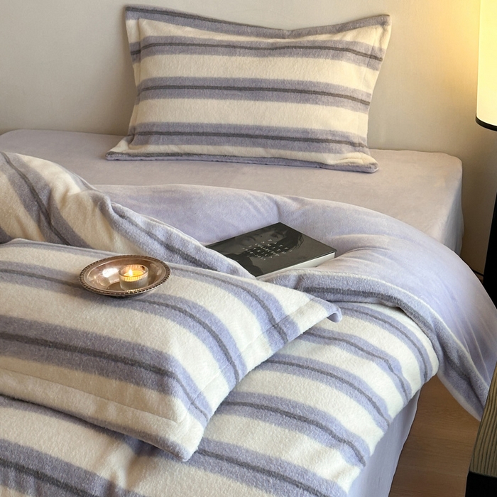 91家纺网 家纺一手货源 找家纺 凯罗 2025新款仿羊绒四件套高克重牛奶绒四件套仿羊绒格子条纹四件套 意韵-香芋紫