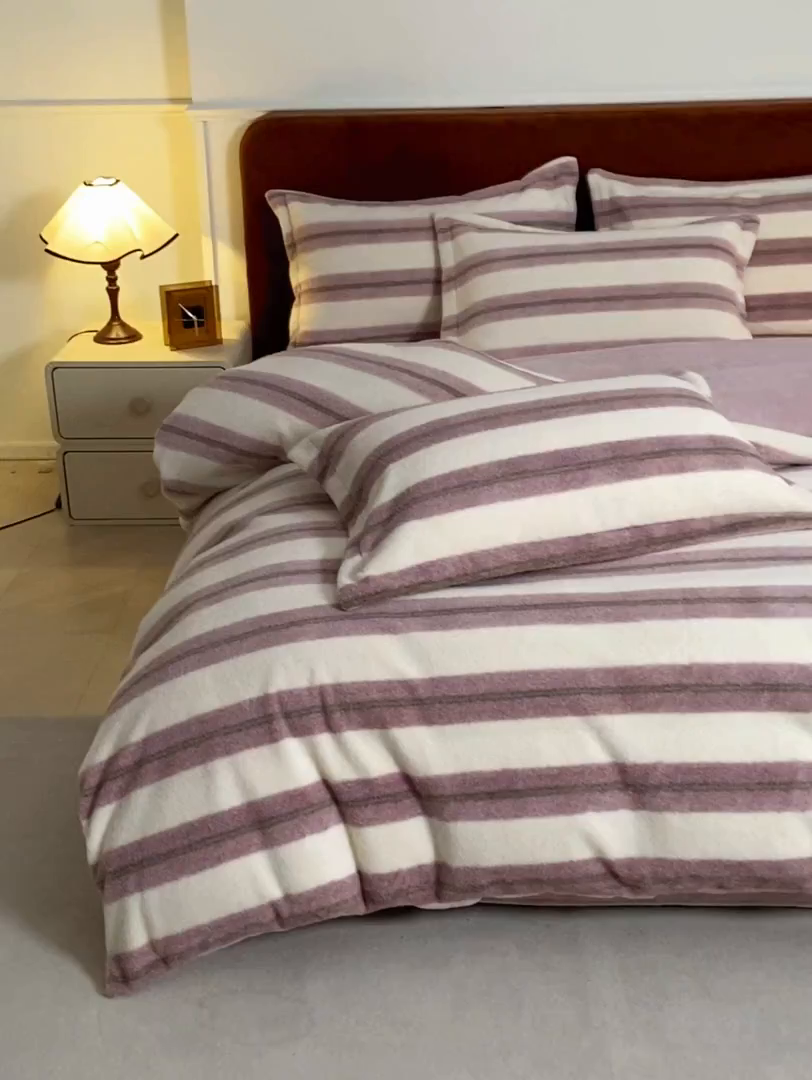 91家纺网 家纺一手货源 找家纺 凯罗 2025新款仿羊绒四件套高克重牛奶绒四件套仿羊绒格子条纹四件套 意韵-粉