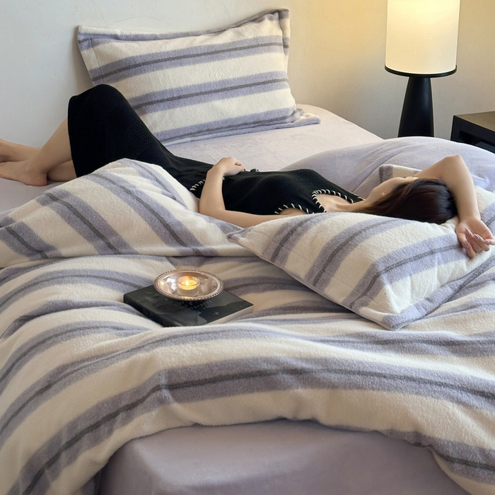 91家纺网 家纺一手货源 找家纺 凯罗 2025新款仿羊绒四件套高克重牛奶绒四件套仿羊绒格子条纹四件套 意韵-香芋紫