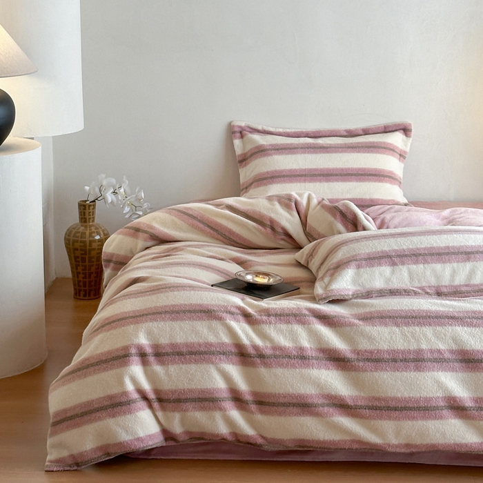 91家纺网 家纺一手货源 找家纺 凯罗 2025新款仿羊绒四件套高克重牛奶绒四件套仿羊绒格子条纹四件套 意韵-粉