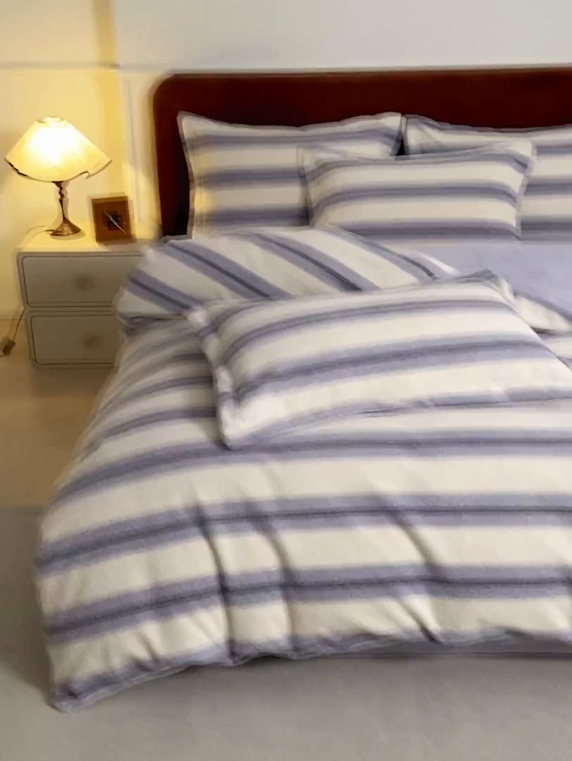 91家纺网 家纺一手货源 找家纺 凯罗 2025新款仿羊绒四件套高克重牛奶绒四件套仿羊绒格子条纹四件套 意韵-香芋紫