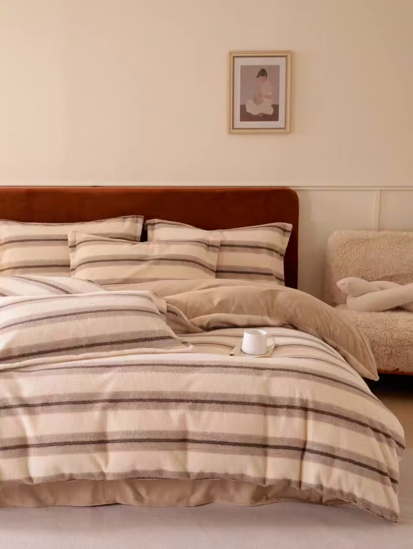 91家纺网 家纺一手货源 找家纺 凯罗 2025新款仿羊绒四件套高克重牛奶绒四件套仿羊绒格子条纹四件套 意韵-卡其