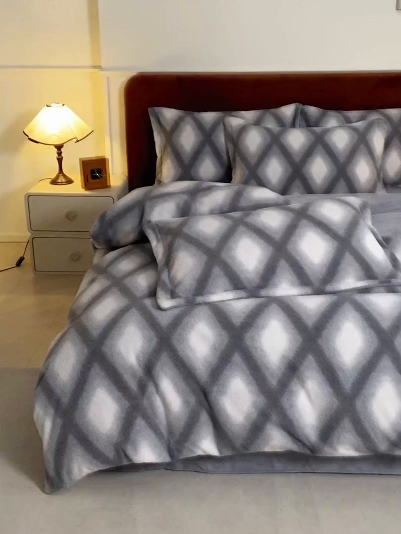 91家纺网 家纺一手货源 找家纺 （总）凯罗 2025新款仿羊绒四件套高克重牛奶绒四件套仿羊绒格子条纹四件套