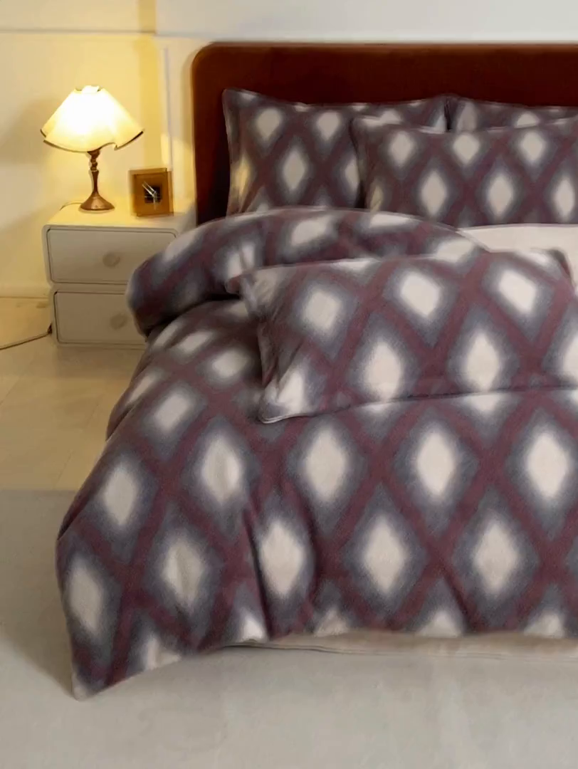 91家纺网 家纺一手货源 找家纺 凯罗 2025新款仿羊绒四件套高克重牛奶绒四件套仿羊绒格子条纹四件套 温柔时光-酒红