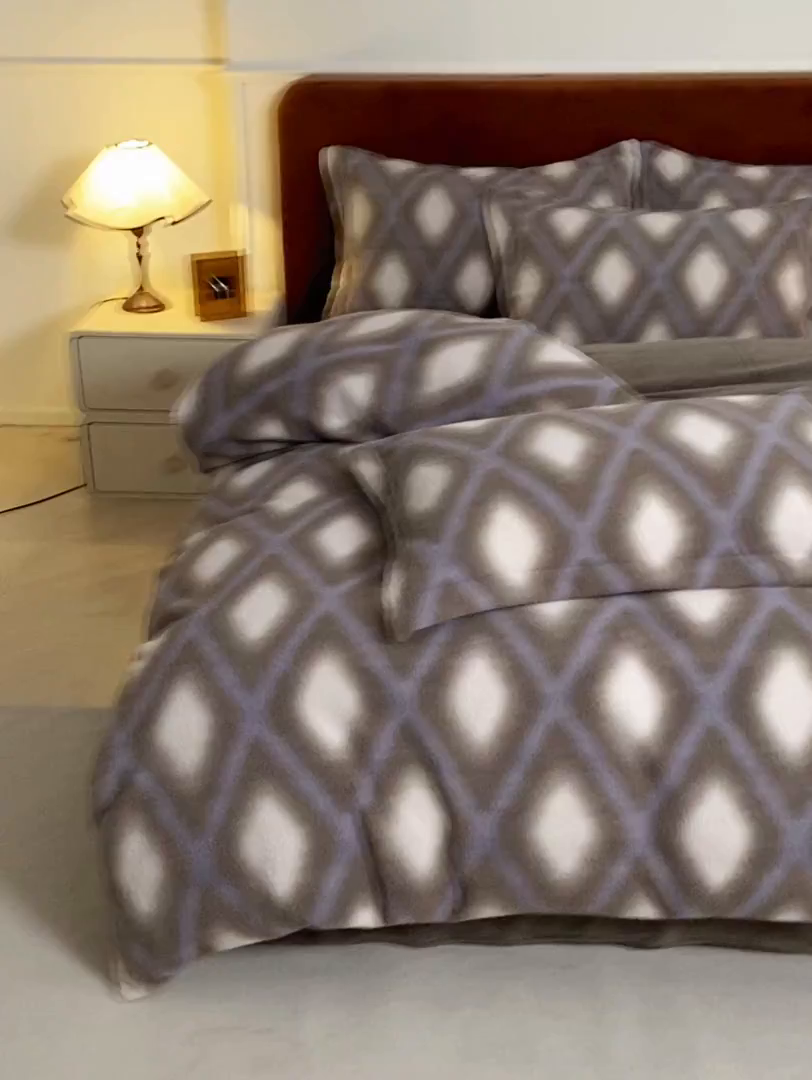 91家纺网 家纺一手货源 找家纺 凯罗 2025新款仿羊绒四件套高克重牛奶绒四件套仿羊绒格子条纹四件套 温柔时光-咖