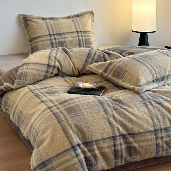 91家纺网 家纺一手货源 找家纺 凯罗 2025新款仿羊绒四件套高克重牛奶绒四件套仿羊绒格子条纹四件套 格维尼-黄