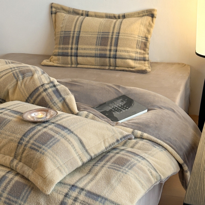 91家纺网 家纺一手货源 找家纺 凯罗 2025新款仿羊绒四件套高克重牛奶绒四件套仿羊绒格子条纹四件套 格维尼-黄