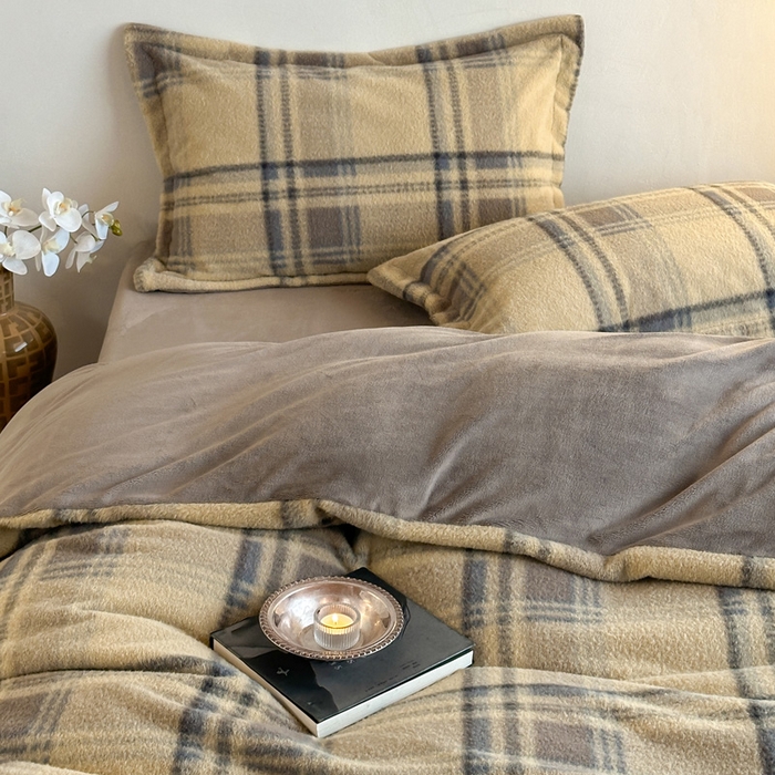 91家纺网 家纺一手货源 找家纺 凯罗 2025新款仿羊绒四件套高克重牛奶绒四件套仿羊绒格子条纹四件套 格维尼-黄