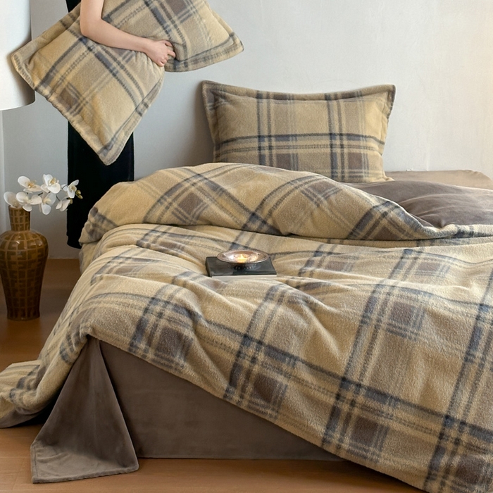 91家纺网 家纺一手货源 找家纺 凯罗 2025新款仿羊绒四件套高克重牛奶绒四件套仿羊绒格子条纹四件套 格维尼-黄