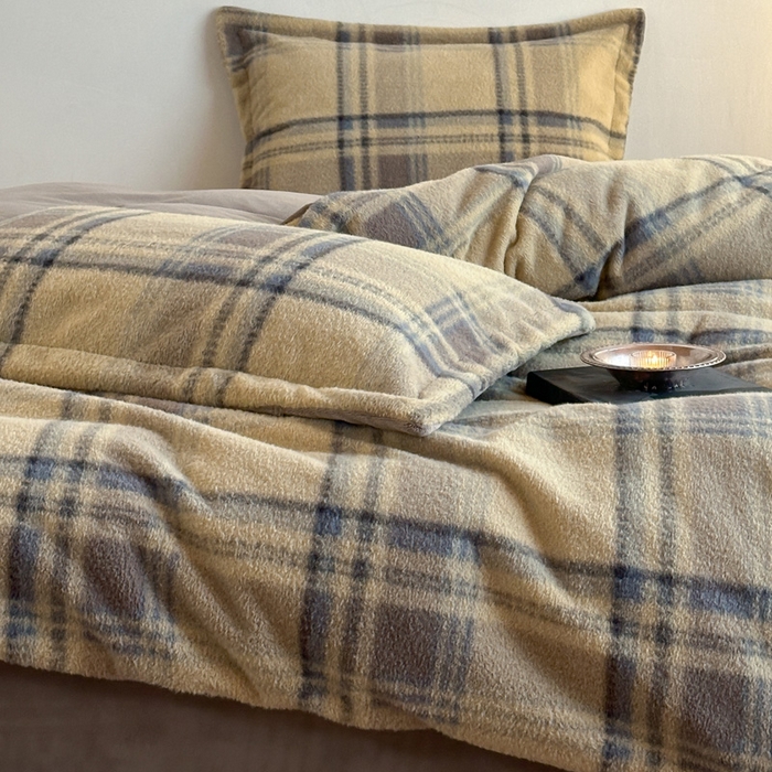 91家纺网 家纺一手货源 找家纺 凯罗 2025新款仿羊绒四件套高克重牛奶绒四件套仿羊绒格子条纹四件套 格维尼-黄