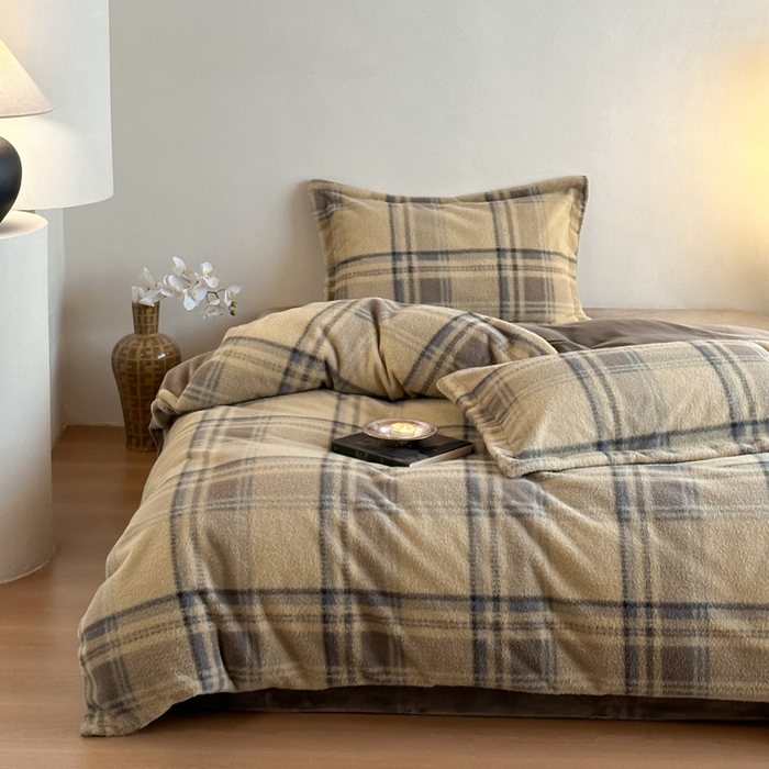 91家纺网 家纺一手货源 找家纺 凯罗 2025新款仿羊绒四件套高克重牛奶绒四件套仿羊绒格子条纹四件套 格维尼-黄