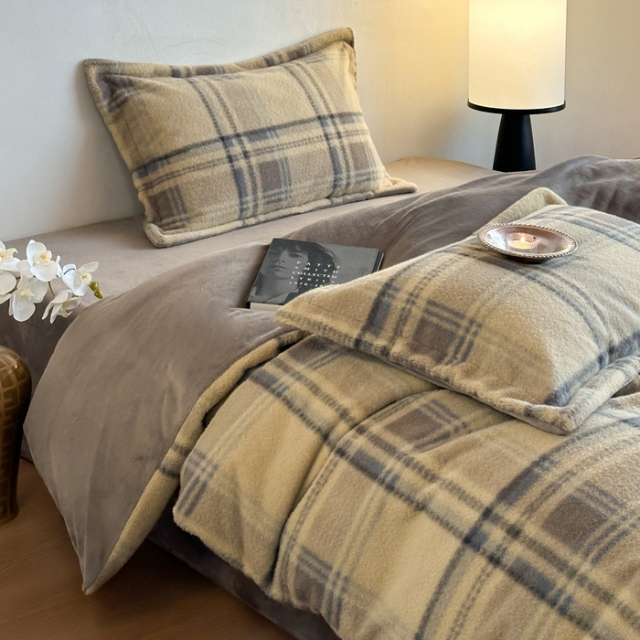 91家纺网 家纺一手货源 找家纺 凯罗 2025新款仿羊绒四件套高克重牛奶绒四件套仿羊绒格子条纹四件套 格维尼-黄