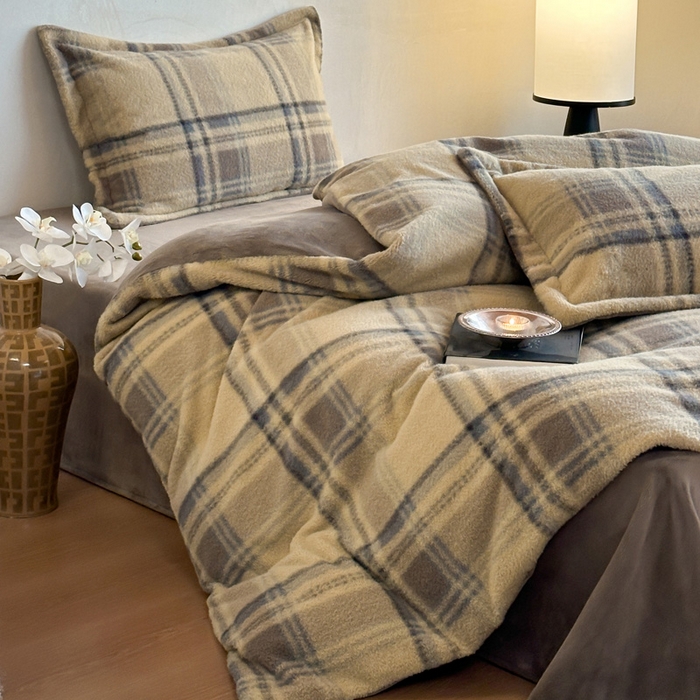 91家纺网 家纺一手货源 找家纺 凯罗 2025新款仿羊绒四件套高克重牛奶绒四件套仿羊绒格子条纹四件套 格维尼-黄