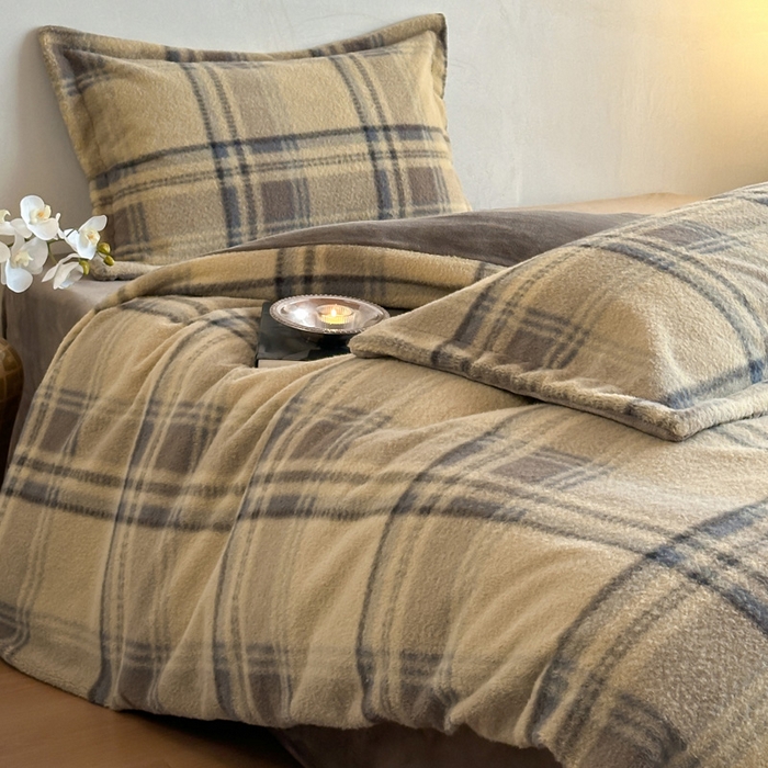 91家纺网 家纺一手货源 找家纺 凯罗 2025新款仿羊绒四件套高克重牛奶绒四件套仿羊绒格子条纹四件套 格维尼-黄