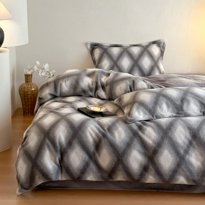 91家纺网 家纺一手货源 找家纺 凯罗 2025新款仿羊绒四件套高克重牛奶绒四件套仿羊绒格子条纹四件套 温柔时光-灰