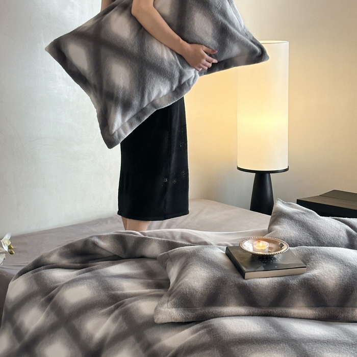 91家纺网 家纺一手货源 找家纺 凯罗 2025新款仿羊绒四件套高克重牛奶绒四件套仿羊绒格子条纹四件套 温柔时光-灰