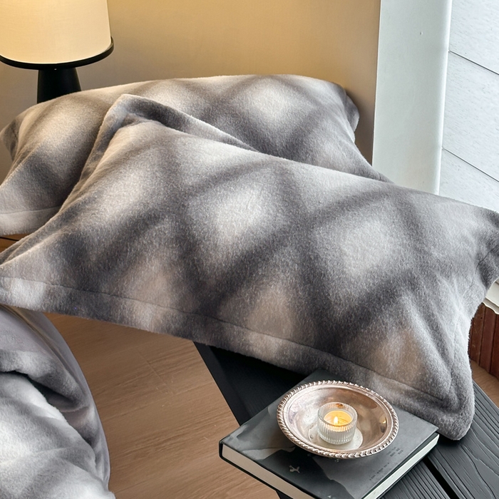 91家纺网 家纺一手货源 找家纺 凯罗 2025新款仿羊绒四件套高克重牛奶绒四件套仿羊绒格子条纹四件套 温柔时光-灰