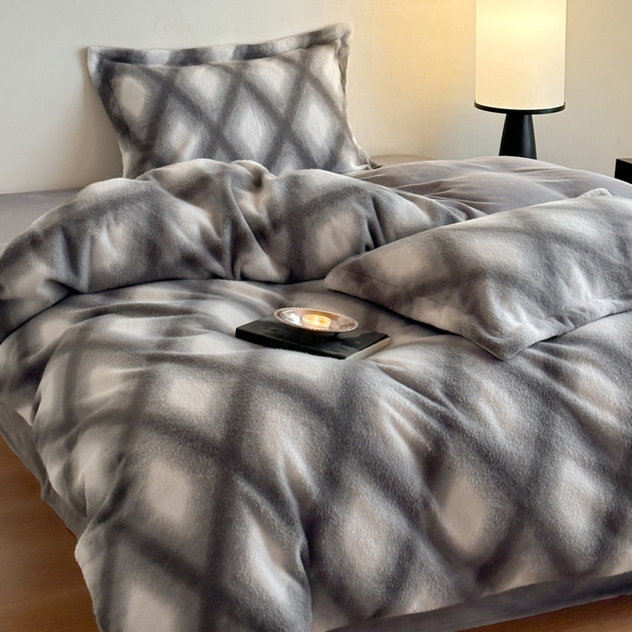 91家纺网 家纺一手货源 找家纺 凯罗 2025新款仿羊绒四件套高克重牛奶绒四件套仿羊绒格子条纹四件套 温柔时光-灰