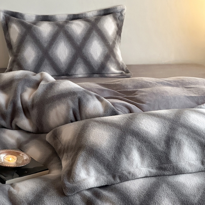 91家纺网 家纺一手货源 找家纺 凯罗 2025新款仿羊绒四件套高克重牛奶绒四件套仿羊绒格子条纹四件套 温柔时光-灰