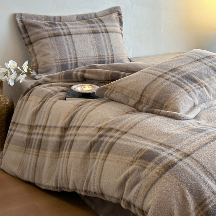 91家纺网 家纺一手货源 找家纺 凯罗 2025新款仿羊绒四件套高克重牛奶绒四件套仿羊绒格子条纹四件套 格维尼-灰