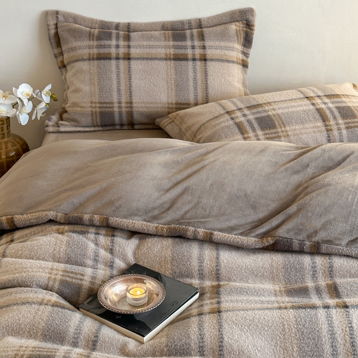 91家纺网 家纺一手货源 找家纺 凯罗 2025新款仿羊绒四件套高克重牛奶绒四件套仿羊绒格子条纹四件套 格维尼-灰