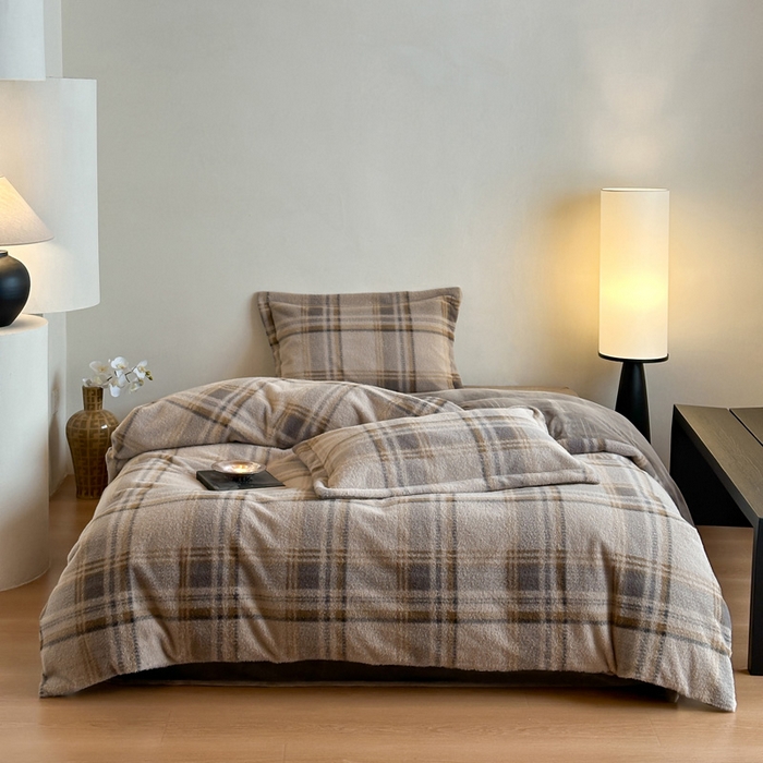 91家纺网 家纺一手货源 找家纺 凯罗 2025新款仿羊绒四件套高克重牛奶绒四件套仿羊绒格子条纹四件套 格维尼-灰