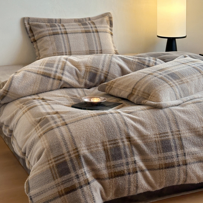 91家纺网 家纺一手货源 找家纺 凯罗 2025新款仿羊绒四件套高克重牛奶绒四件套仿羊绒格子条纹四件套 格维尼-灰