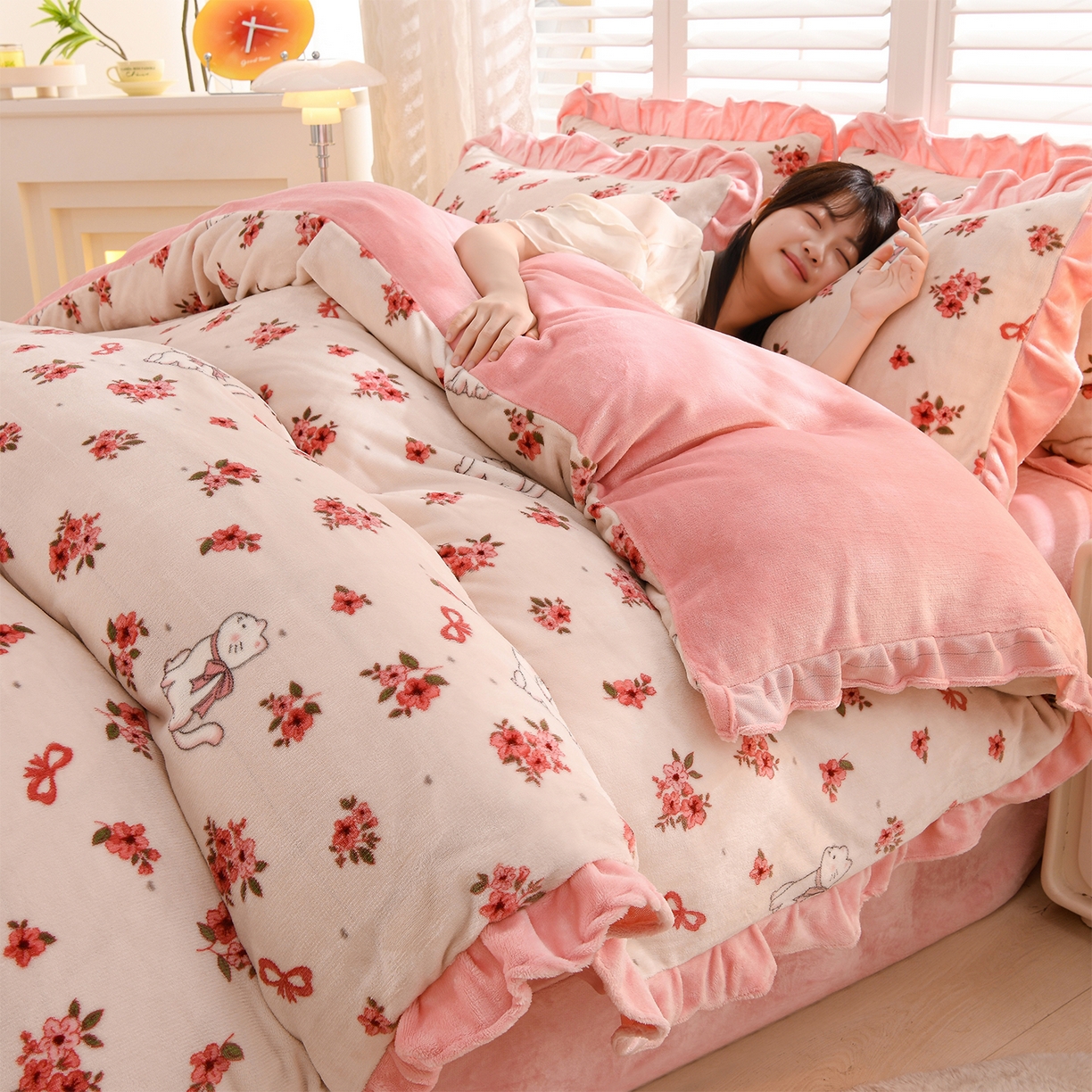 91家纺网 家纺一手货源 找家纺 紫月轩家纺 2025新款韩版牛奶绒花边款四件套 粉花猫语