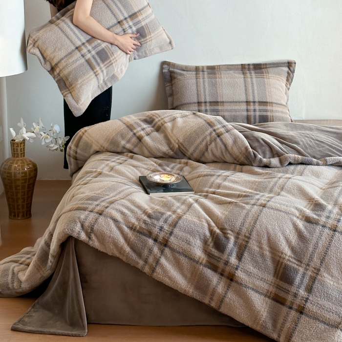 91家纺网 家纺一手货源 找家纺 凯罗 2025新款仿羊绒四件套高克重牛奶绒四件套仿羊绒格子条纹四件套 格维尼-灰