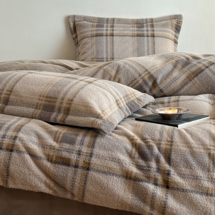 91家纺网 家纺一手货源 找家纺 凯罗 2025新款仿羊绒四件套高克重牛奶绒四件套仿羊绒格子条纹四件套 格维尼-灰