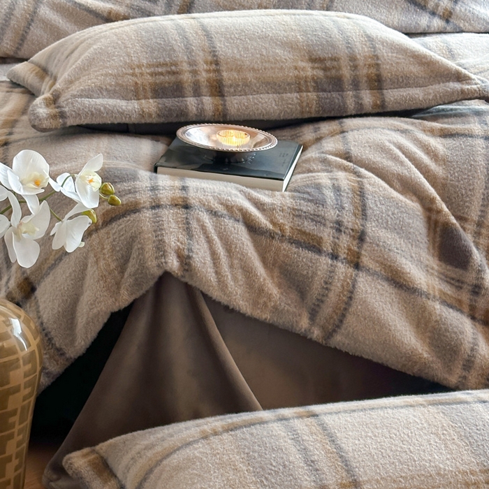 91家纺网 家纺一手货源 找家纺 凯罗 2025新款仿羊绒四件套高克重牛奶绒四件套仿羊绒格子条纹四件套 格维尼-灰