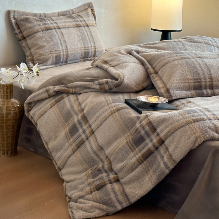 91家纺网 家纺一手货源 找家纺 凯罗 2025新款仿羊绒四件套高克重牛奶绒四件套仿羊绒格子条纹四件套 格维尼-灰