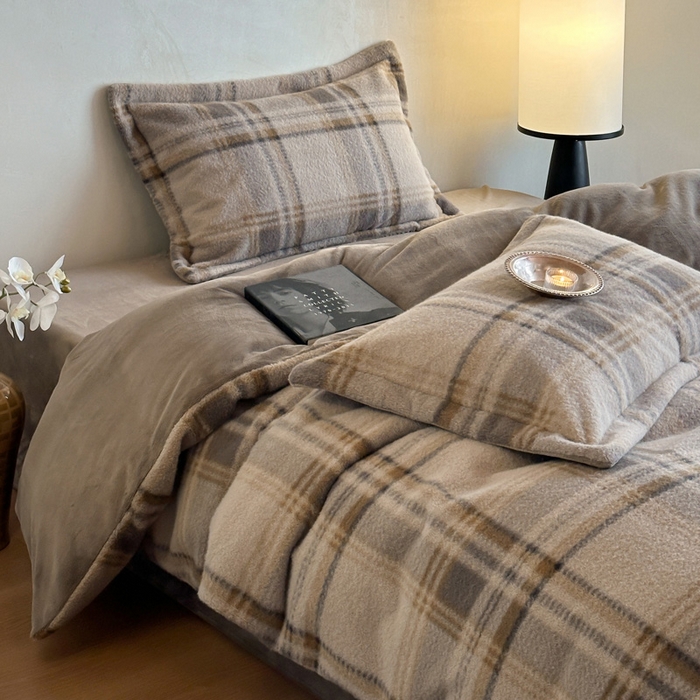 91家纺网 家纺一手货源 找家纺 凯罗 2025新款仿羊绒四件套高克重牛奶绒四件套仿羊绒格子条纹四件套 格维尼-灰