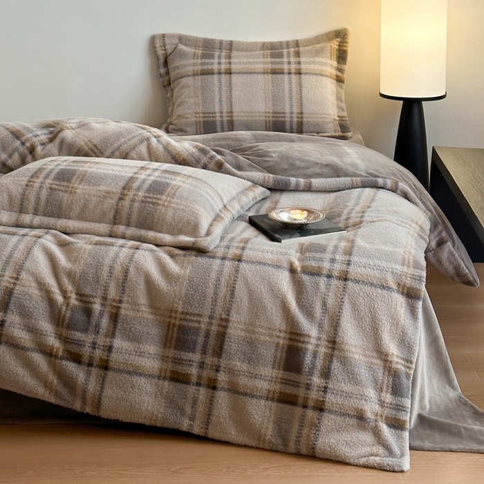 91家纺网 家纺一手货源 找家纺 凯罗 2025新款仿羊绒四件套高克重牛奶绒四件套仿羊绒格子条纹四件套 格维尼-灰