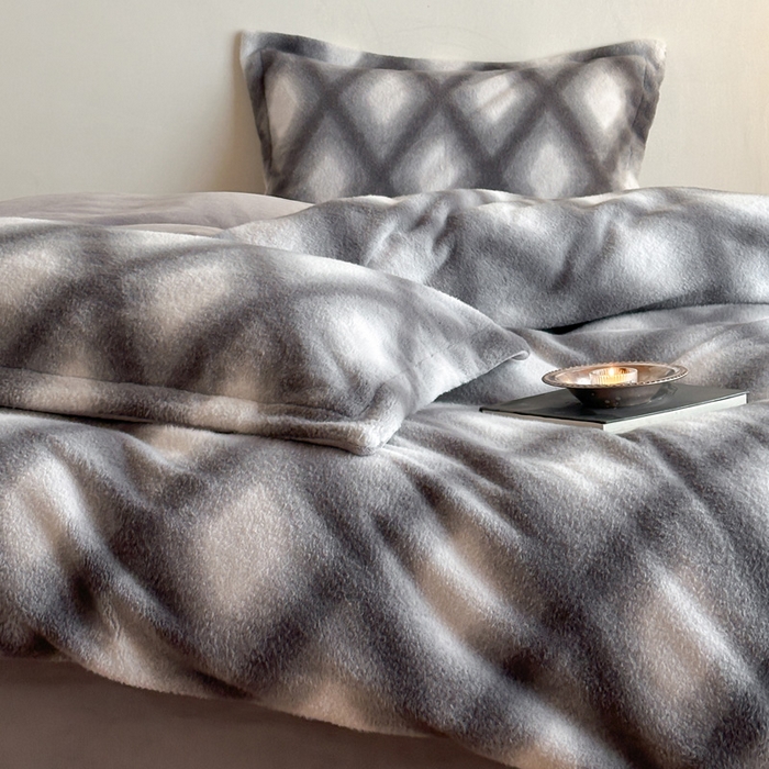 91家纺网 家纺一手货源 找家纺 凯罗 2025新款仿羊绒四件套高克重牛奶绒四件套仿羊绒格子条纹四件套 温柔时光-灰