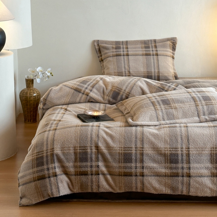 91家纺网 家纺一手货源 找家纺 凯罗 2025新款仿羊绒四件套高克重牛奶绒四件套仿羊绒格子条纹四件套 格维尼-灰