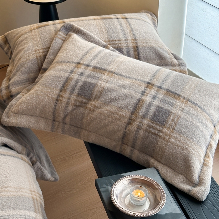 91家纺网 家纺一手货源 找家纺 凯罗 2025新款仿羊绒四件套高克重牛奶绒四件套仿羊绒格子条纹四件套 格维尼-灰