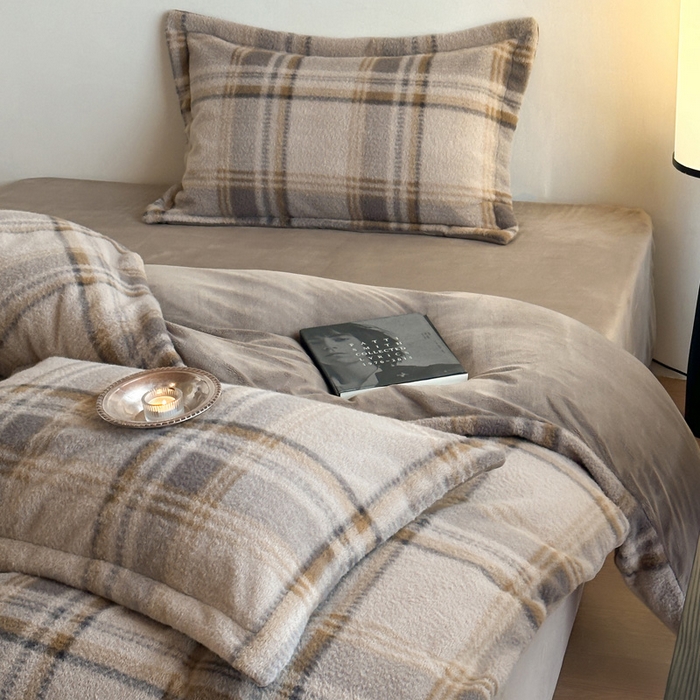 91家纺网 家纺一手货源 找家纺 凯罗 2025新款仿羊绒四件套高克重牛奶绒四件套仿羊绒格子条纹四件套 格维尼-灰