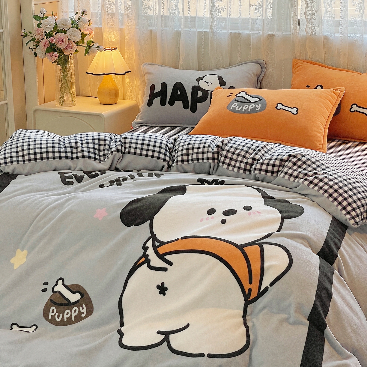 91家纺网 家纺一手货源 找家纺 炫拼家纺 2025新款大版数码印花卡通高克重牛奶绒四件套 扭扭狗