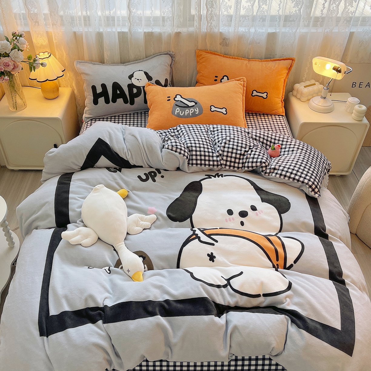 91家纺网 家纺一手货源 找家纺 炫拼家纺 2025新款大版数码印花卡通高克重牛奶绒四件套 扭扭狗